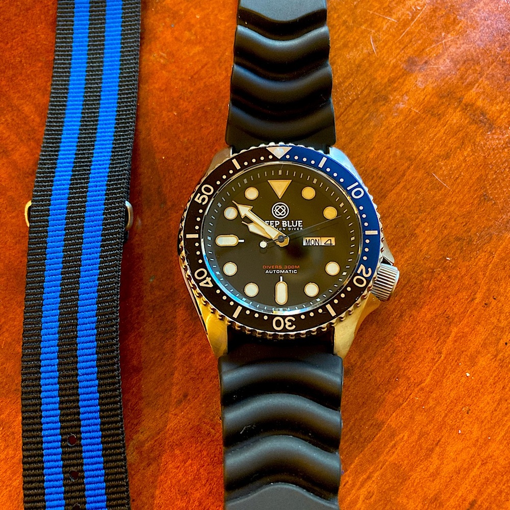 Deep Blue Divers 300 automatic Plus second watch band.